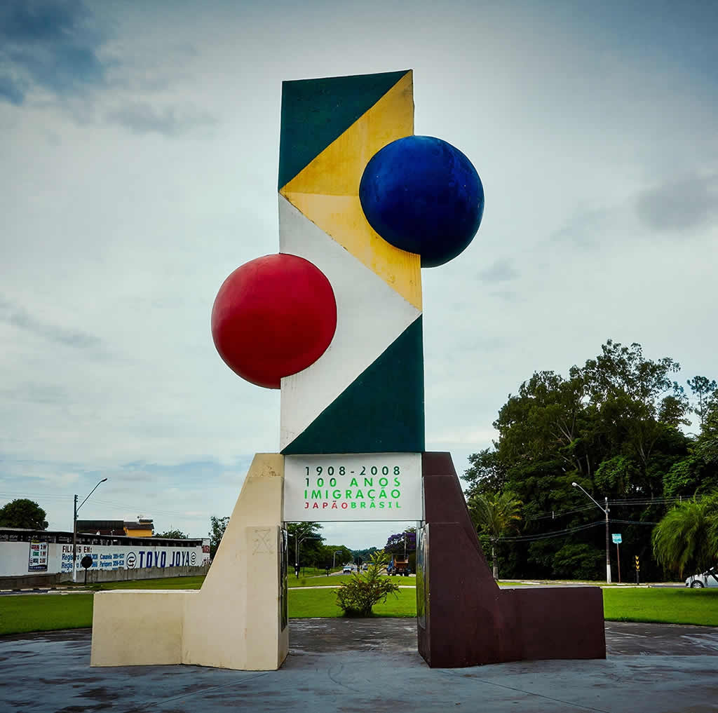 Monumento homenageando o centenário da imigração japonesa no Brasil. Foto de Ken Chu.
