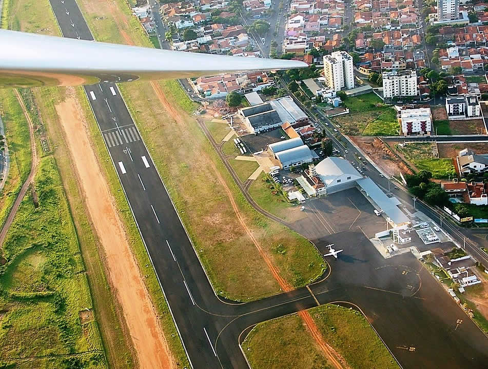 Hangares e pista do Aeroclube de Bauru.