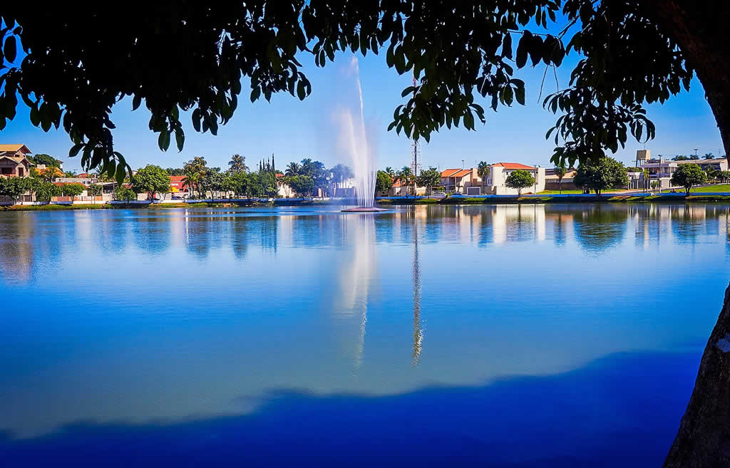 Lagoa no centro da cidade de Cardoso. Foto Alf Ribeiro.