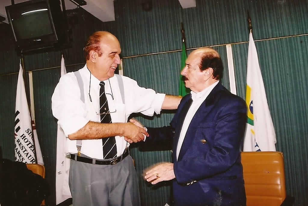 O presidente da AMITur parabeniza Nelson de Abreu Pinto, presidente da CNTur.