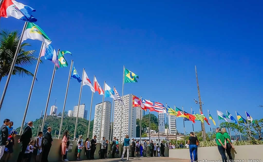 São Vicente também abriu a semana com hasteamento.