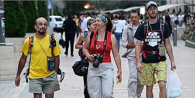 Turista chegando. Dinheiro novo na cidade.