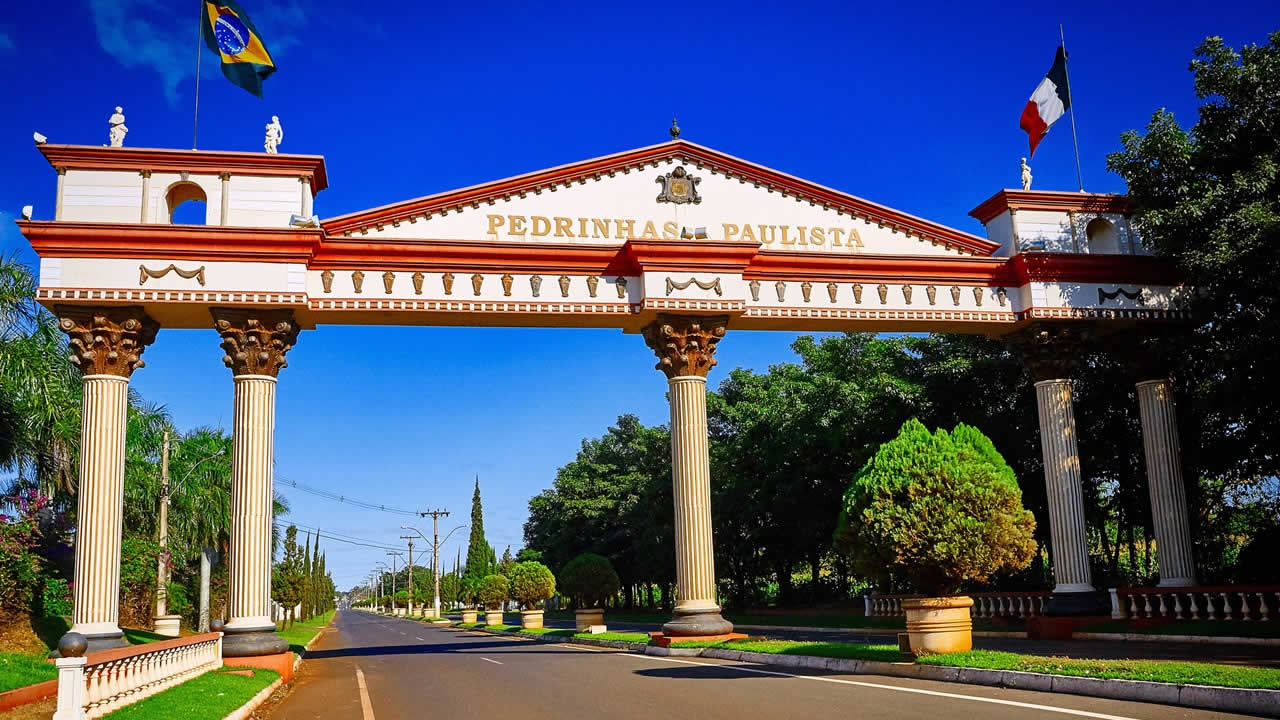 Entrada da encantadora cidade de Pedrinhas Paulista, SP.