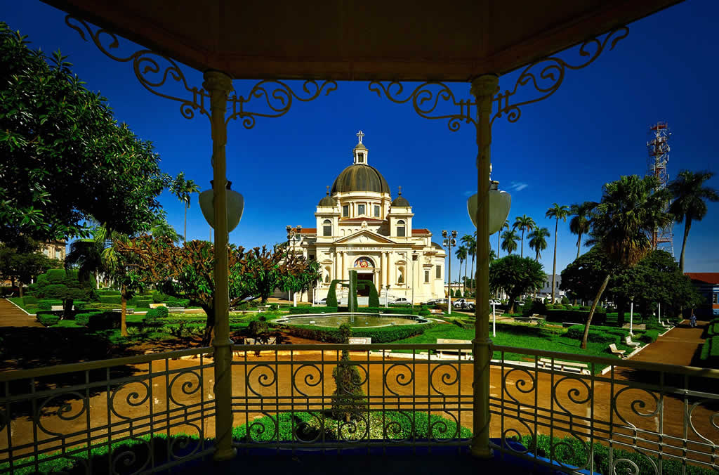 Matriz de Batatais e jardim das topiarias.   Foto Ken Chu 