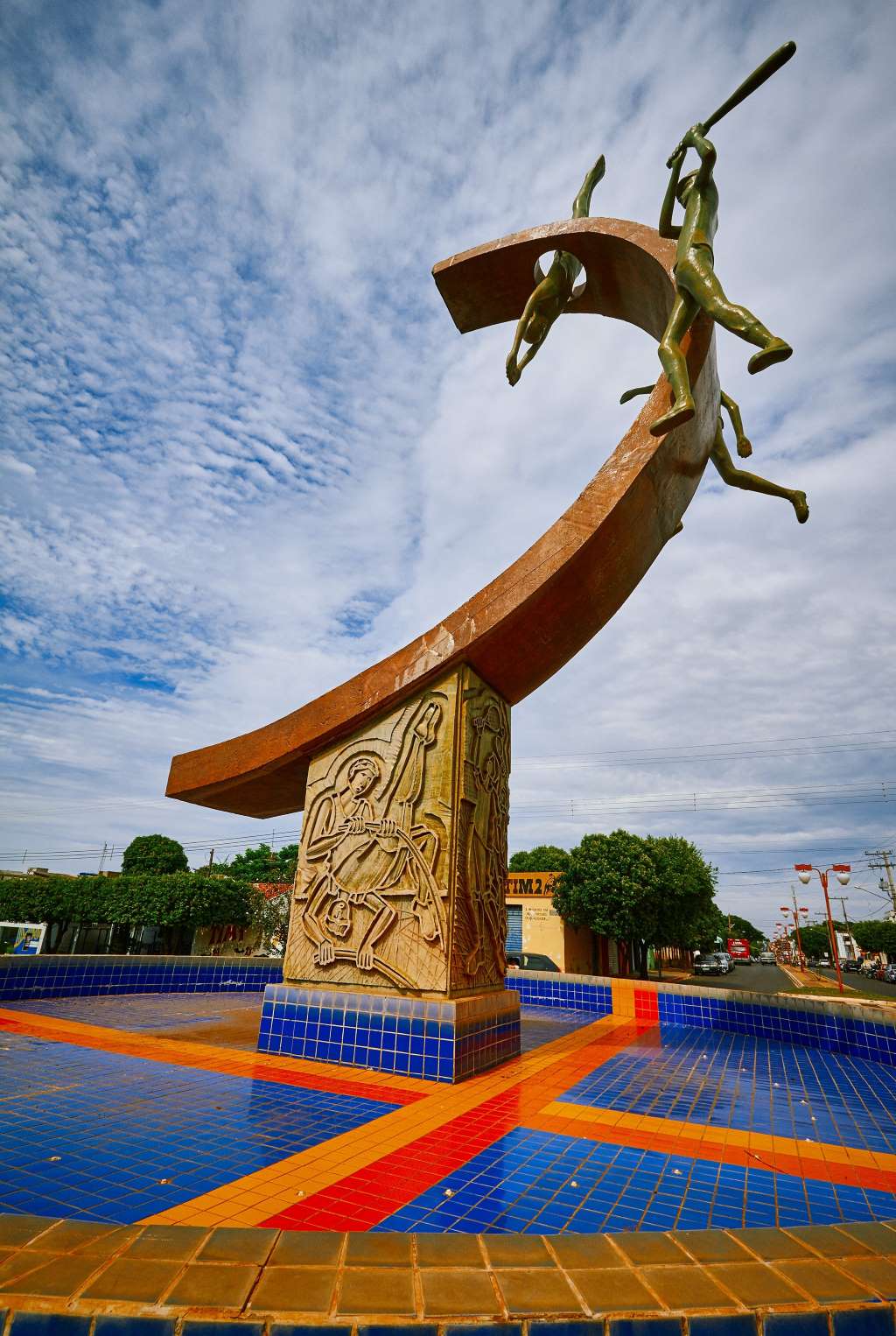 Monumento ao esporte, em Pereira Barreto. Foto Alf Ribeiro.