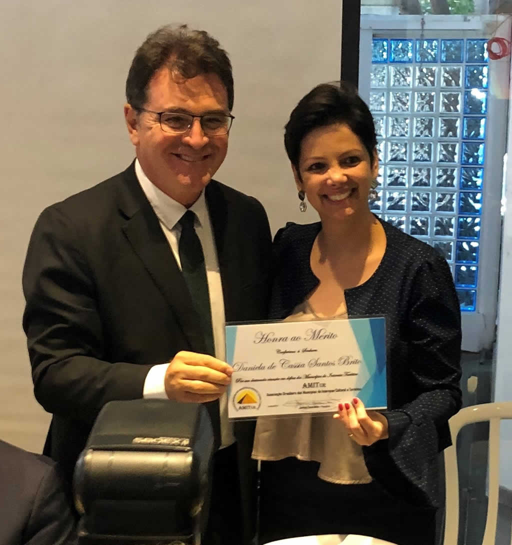 Vinicius foi o gentil portador da Homenagem à Daniela de Cássia.  Foto Alexandra Tahan.