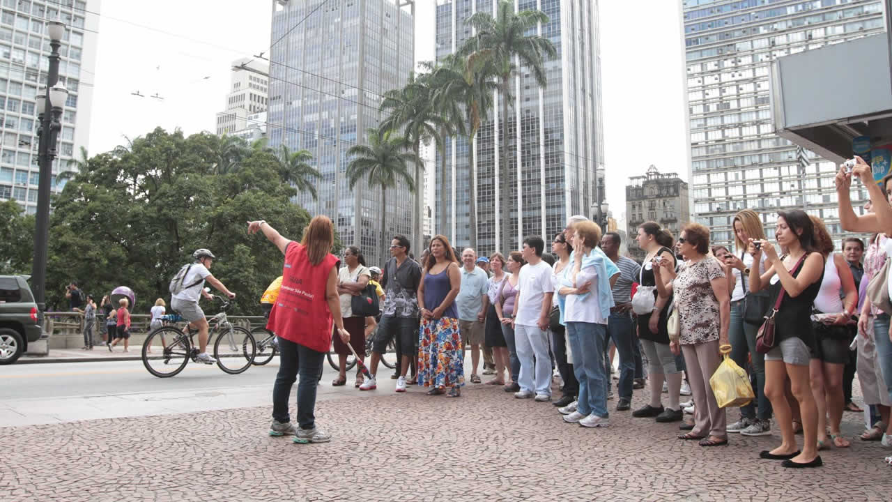 Guia de Turismo da Check Point recebendo um dos grupos.