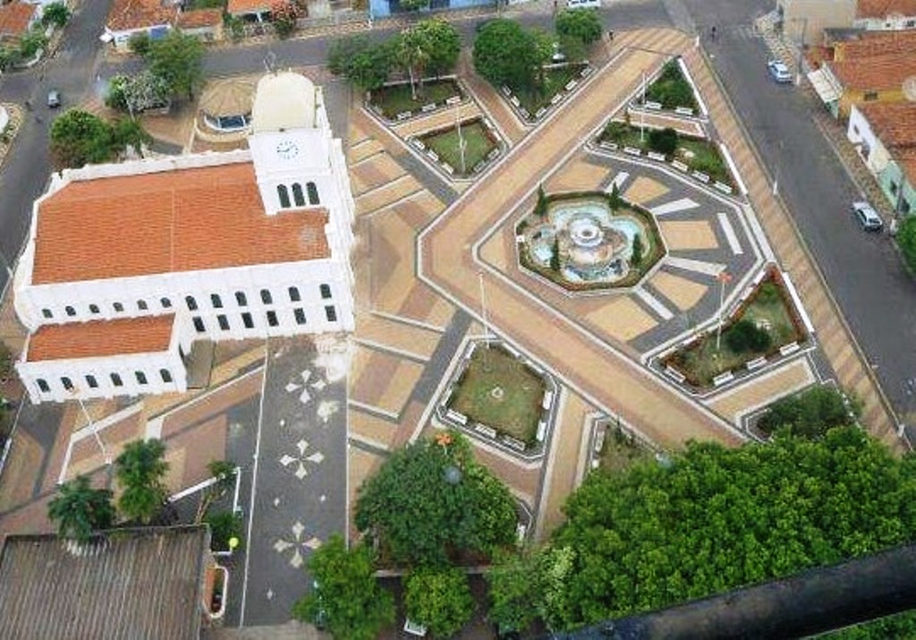 Praça da Matriz, em Adolfo (SP).