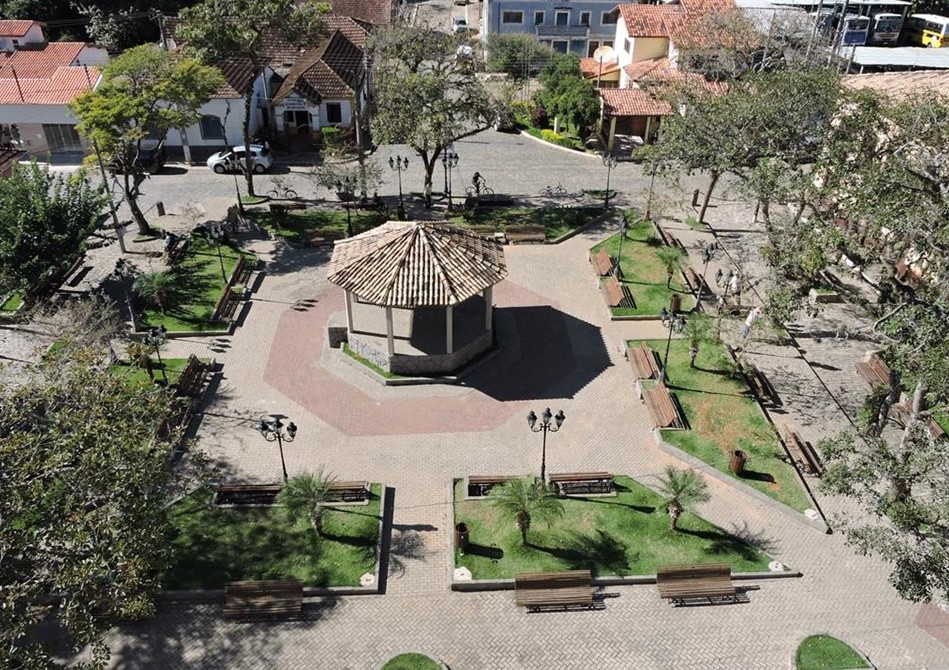 Agradável pracinha em Silveiras (SP).