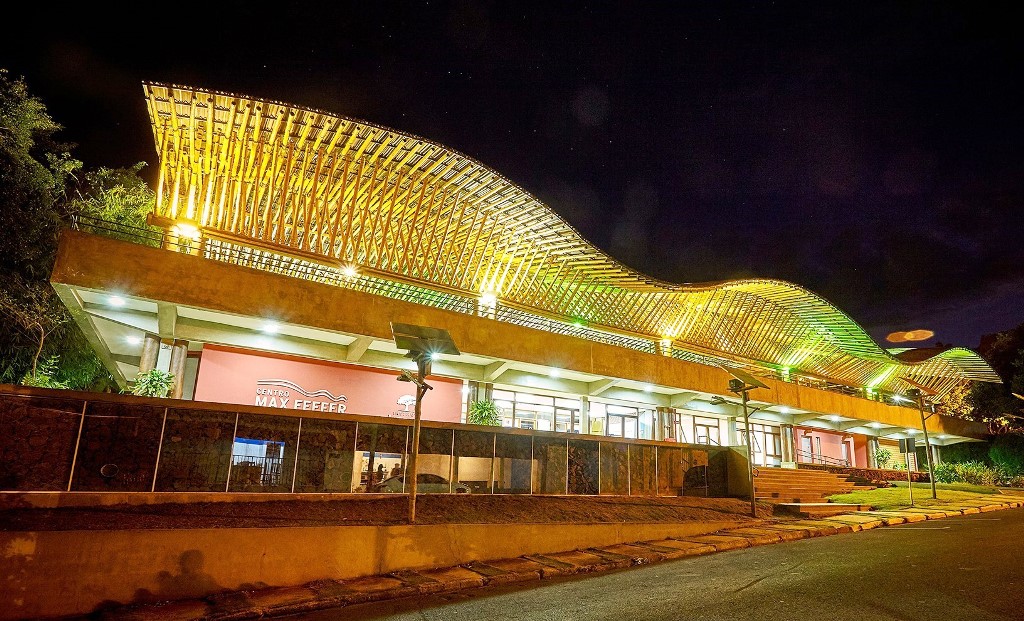 Centro Mac Feffer de Cultura e arrojada arquitetura de bambus.  Foto Ken Chu.