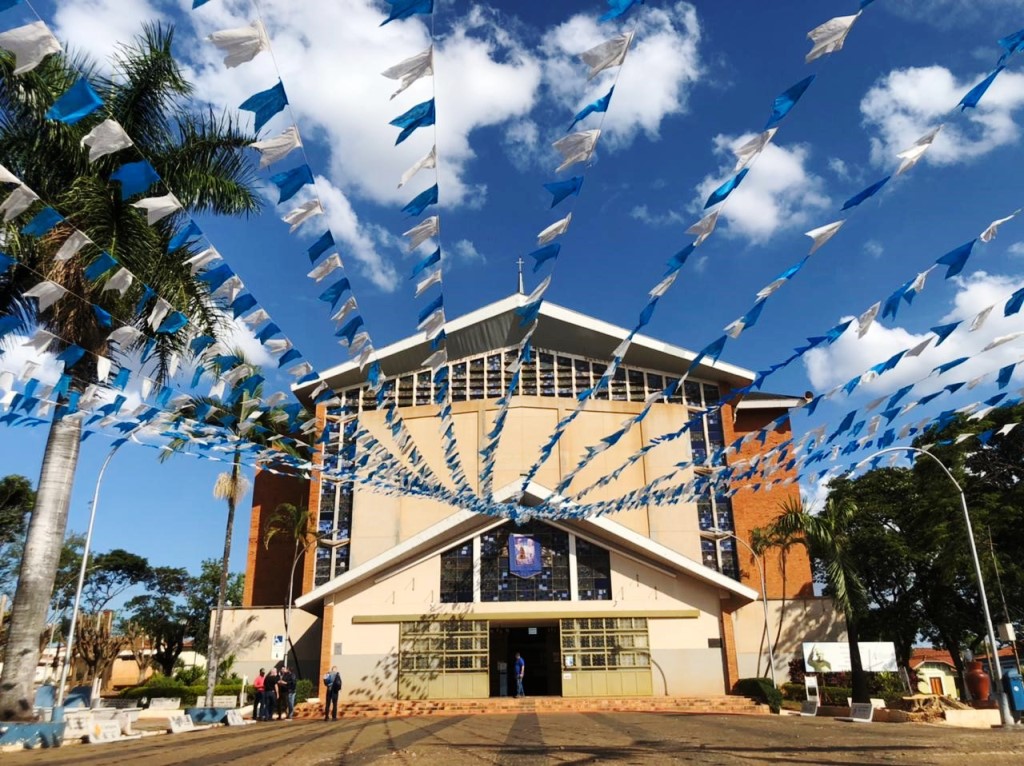 Em Tambaú (SP), festa de aniversário com os protocolos.