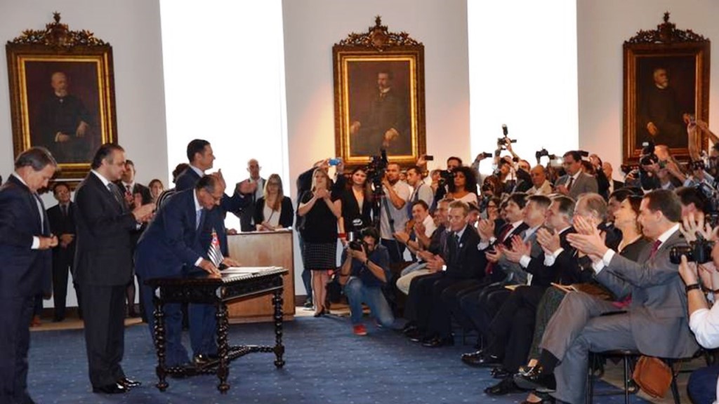 Geraldo Alkmin assina a Lei 1.261/15 ao lado do Secretário de Turismo Roberto de Lucena.