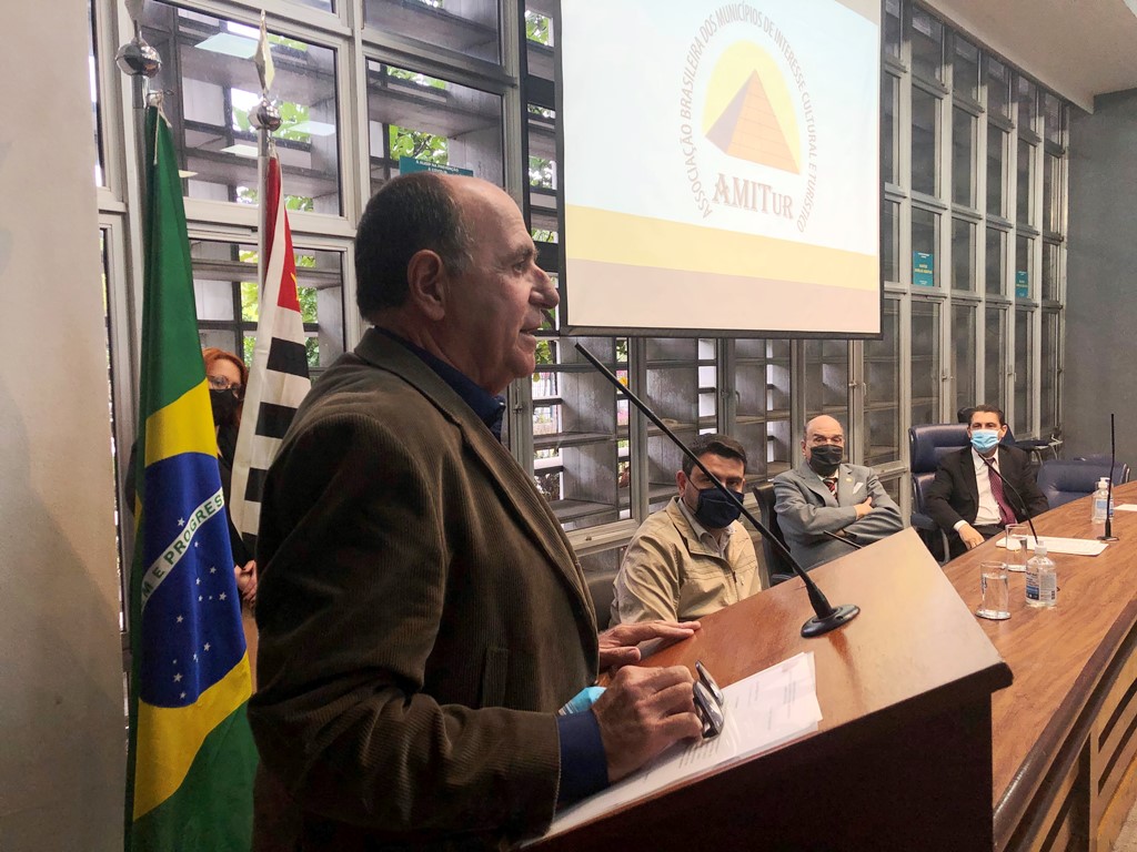 João Caramez, autor da Lei 1261 de 2015 prestigiando a AMITur. Foto Alexandra Tahan.
