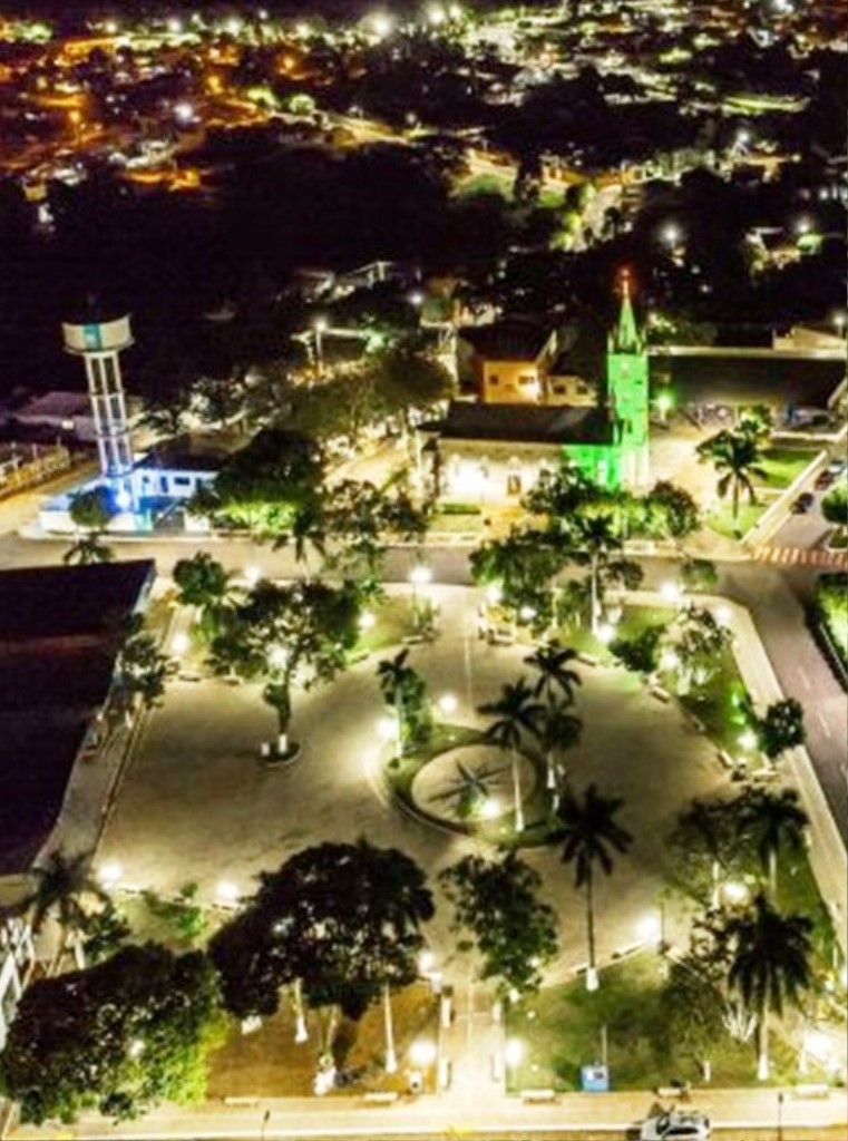 Praça revitalizada com verba do Dadetur. 