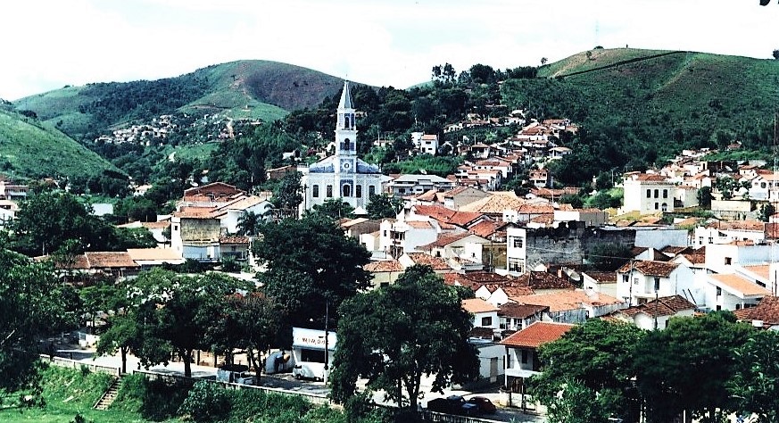 A agradável cidade de Paraibuna encravada entre morros.