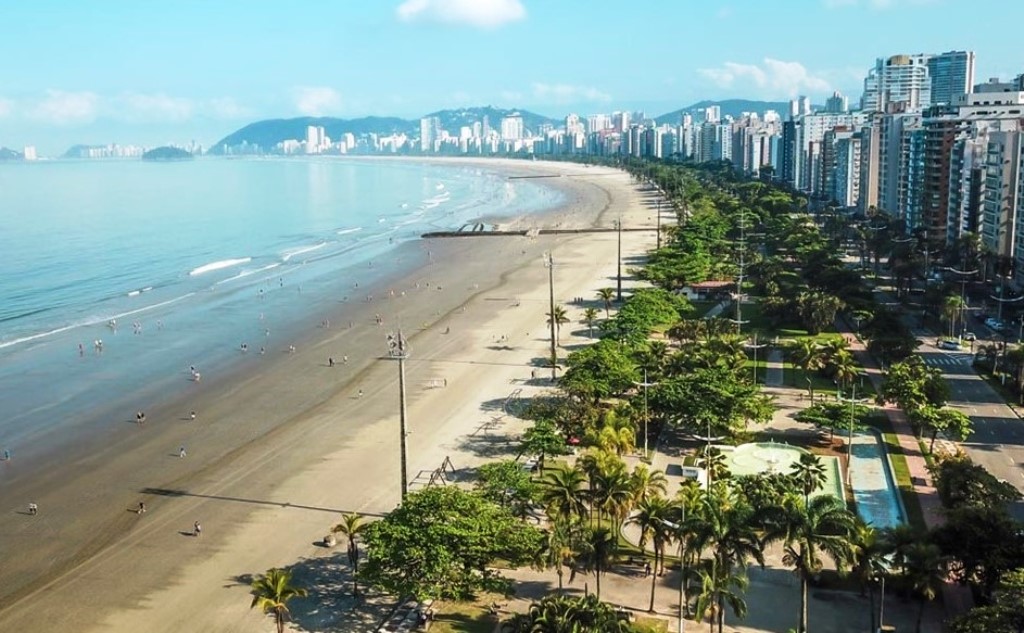 As bem cuidadas praias de Santos (SP). 