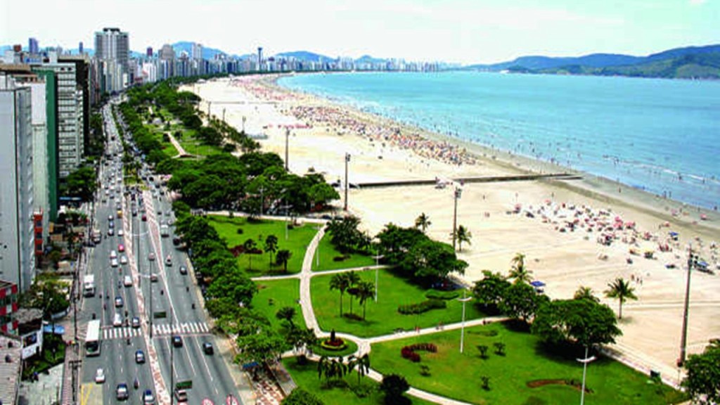As famosas praias de Santos.