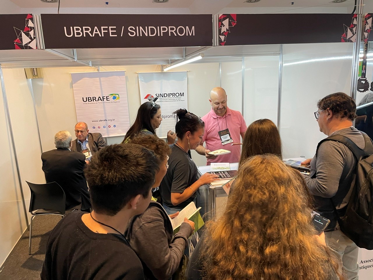 A Ubrafe distribuiu centenas de livros técnicos. Foto Alexandra Tahan.