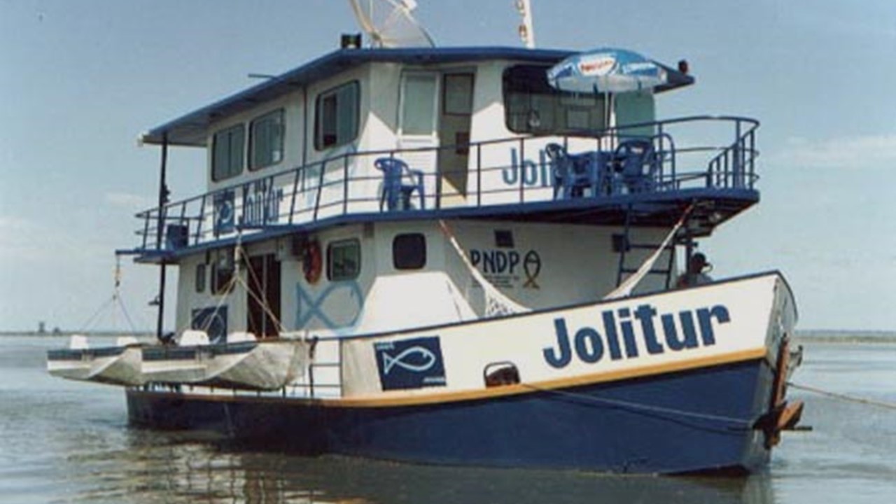 Barco Hotel Jolitur, em Rubinéia (SP). 