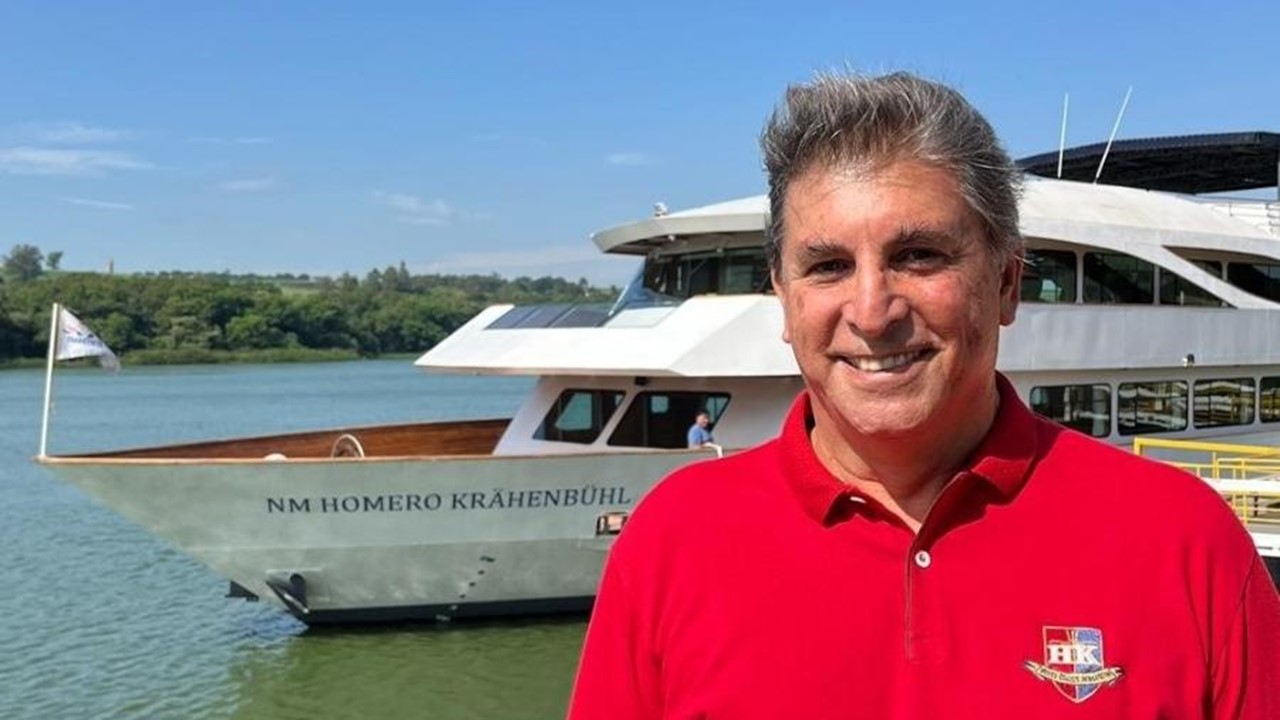 Carlos Nascimento e o novo barco turístico. 