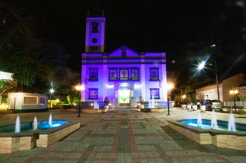 Em Nazaré Paulista, bela iluminação em sua praça central.