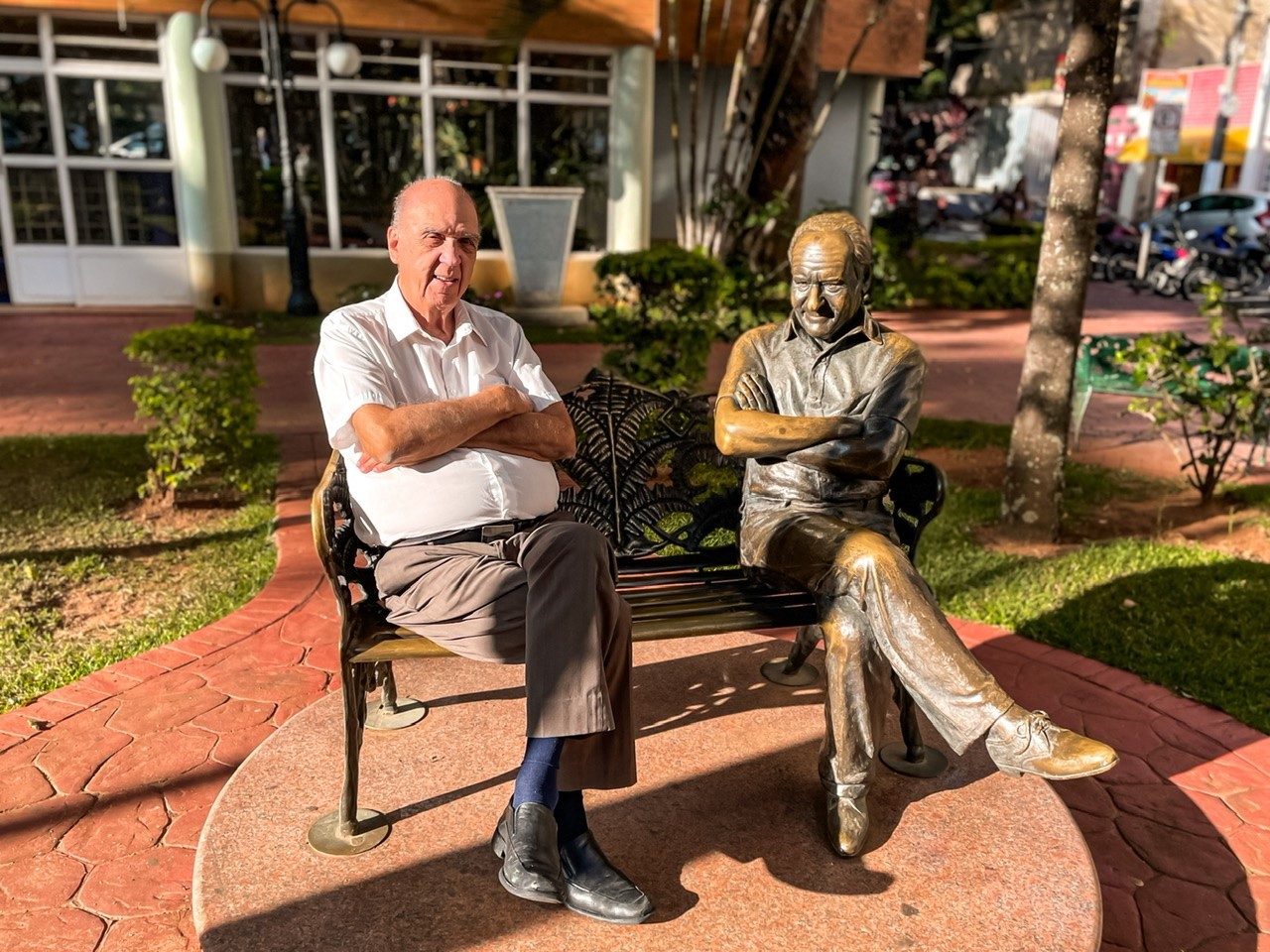 Em Serra Negra você pode se sentar num banco com Ronald Golias.