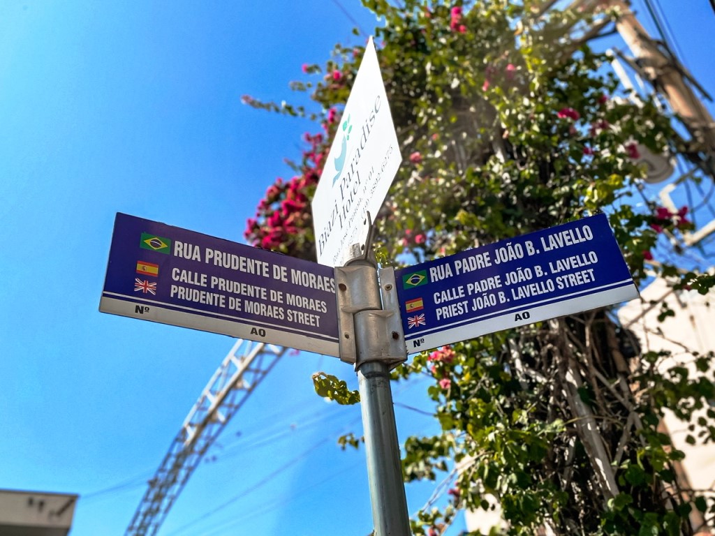 Nome de ruas em 3 idiomas, em Serra Negra.  Foto Alexandra Tahan. 