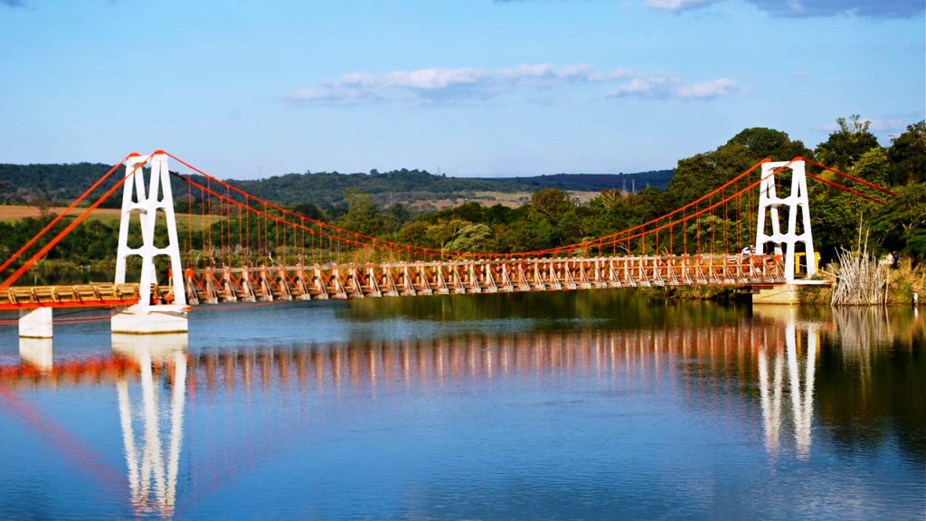 Ponte Pênsil na cidade de Chavantes (SP).  Foto da Prefeitura. 