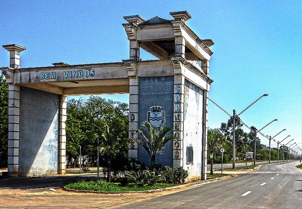 Portal da cidade de Dois Córregos (SP).