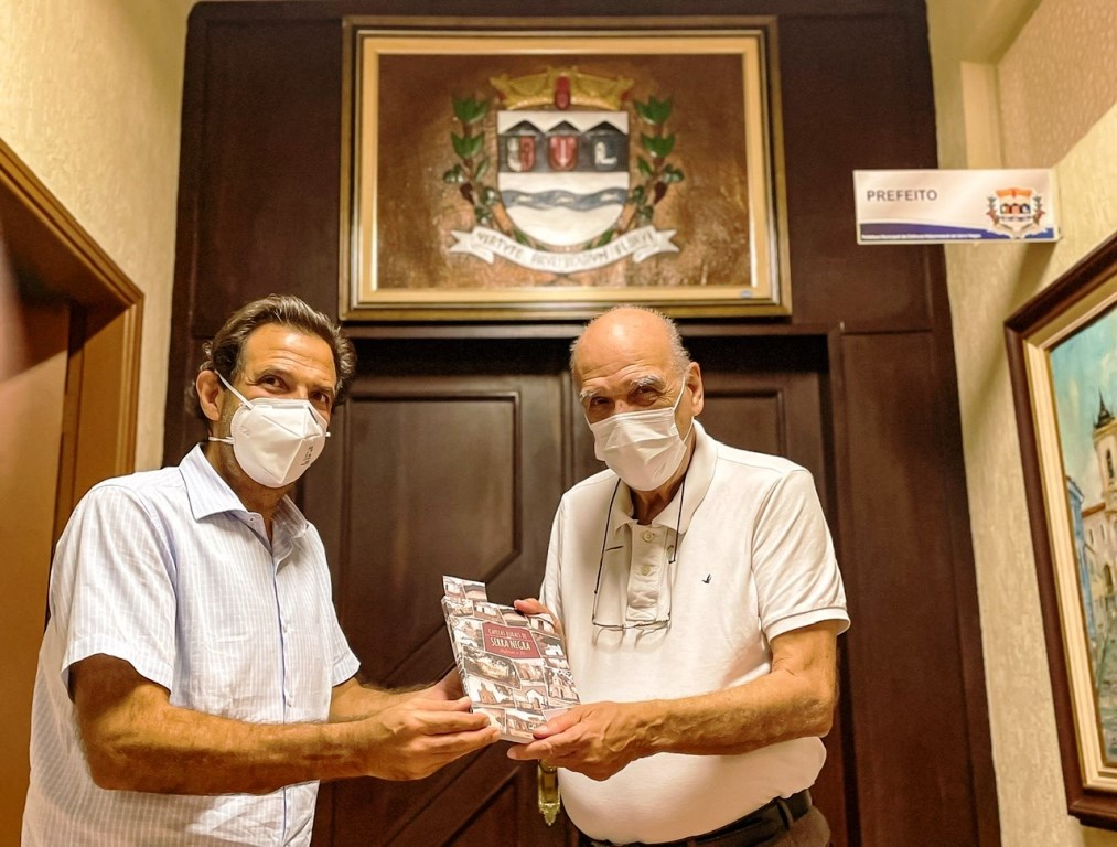 Prefeito Elmir Chedid nos presenteia com livro das capelas de Serra Negra.  Foto Alexandra Tahan. 