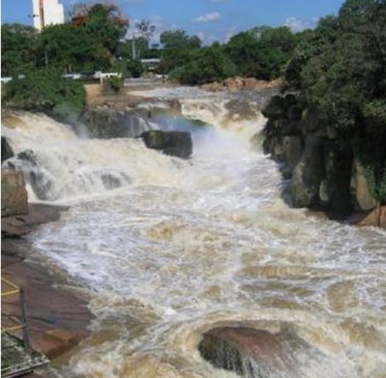 Salto, no rio Pirapora. 