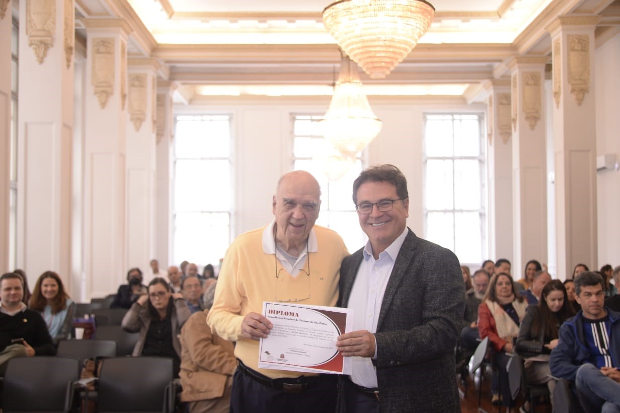 Secretário Vinicius dá nova posse a Jarbas Favoretto no Conselho Estadual de Turismo.
