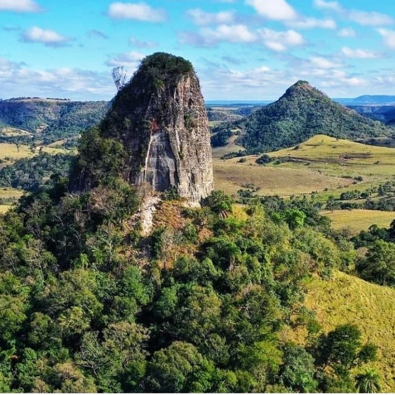  A Torre de Pedra que dá nome à cidade (SP).