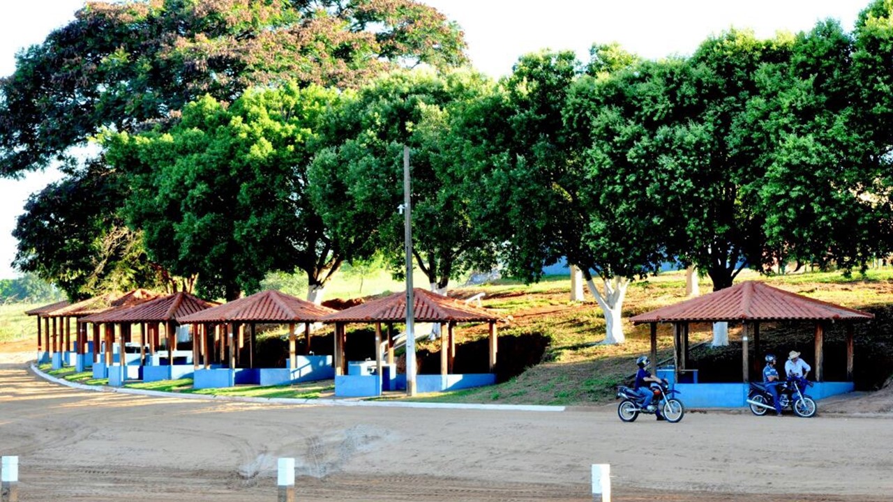 Área de quiosques em Urânia (SP). 