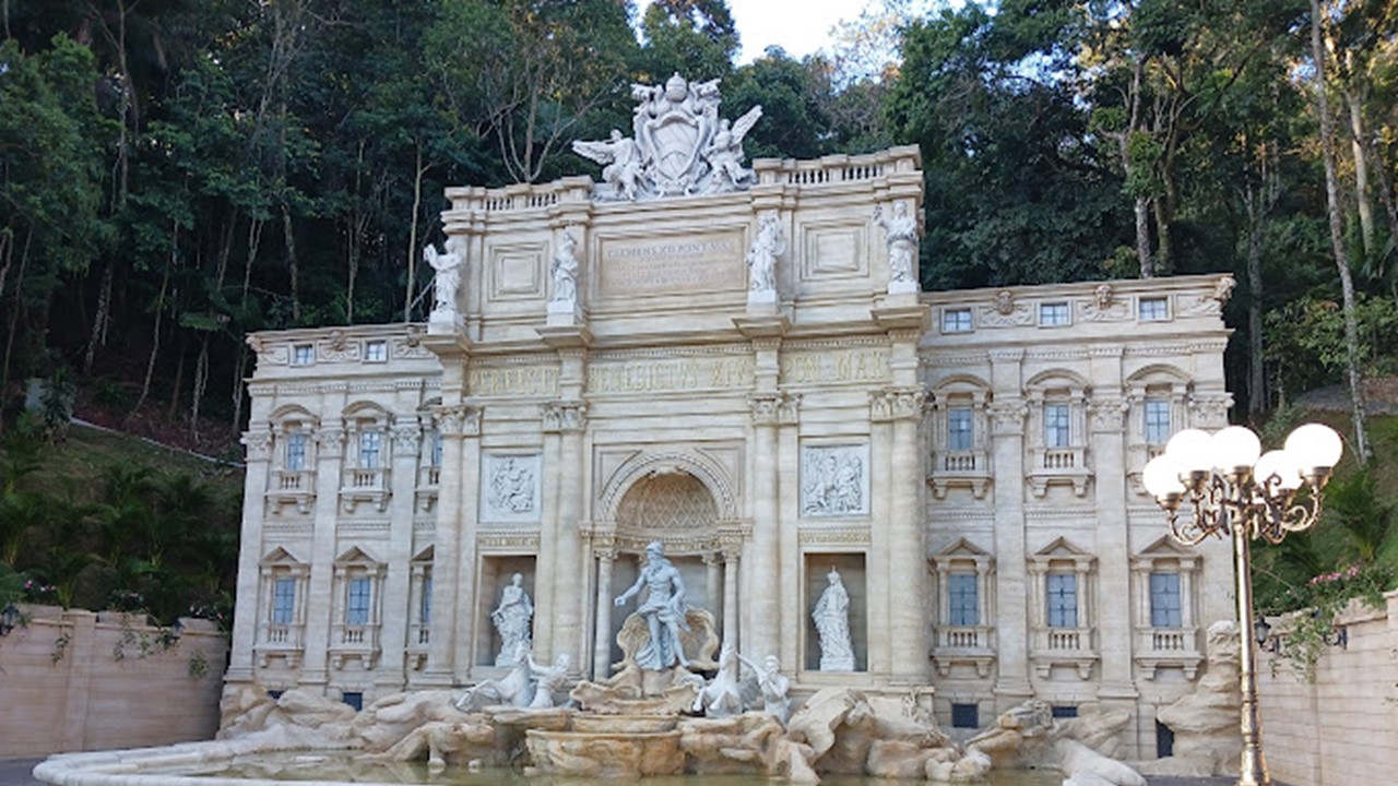 Fontana de Trevi de Serra Negra (SP).