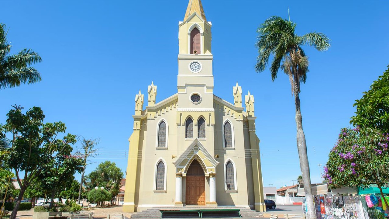 Igreja Matriz de Catanduva (SP) com as obras de Benedito Calixto.