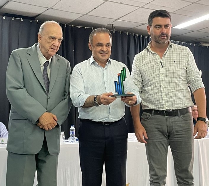 Lucena recebendo o troféu Jarbas Favoretto, concedido por Murilo (Amitesp).