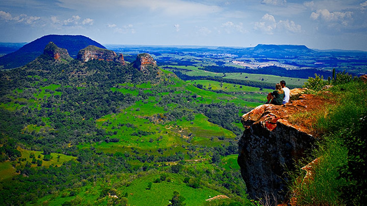 Pedra do Índio, em Botucatu (SP). Foto Paulo Li. 