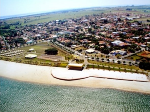 Praia de água doce de Sabino (SP). 