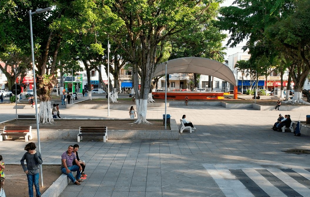 Uma das tranquilas praças der Lorena (SP).