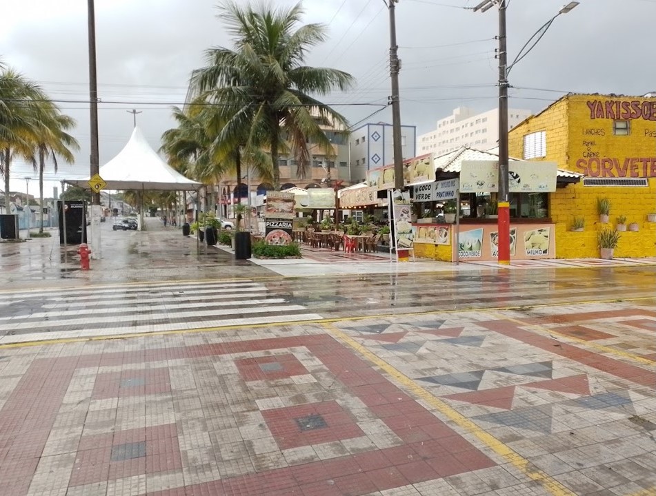 É agradável curtir as praças de Peruíbe.