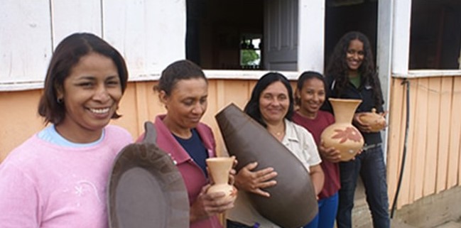 Grupo ceramista ‘Arte nas Mãos’, de Apiaí (SP).  