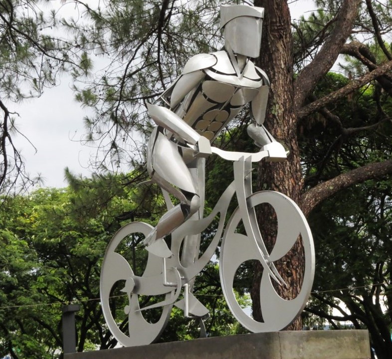 Monumento ao ciclista em praça de Cravinhos (SP). 