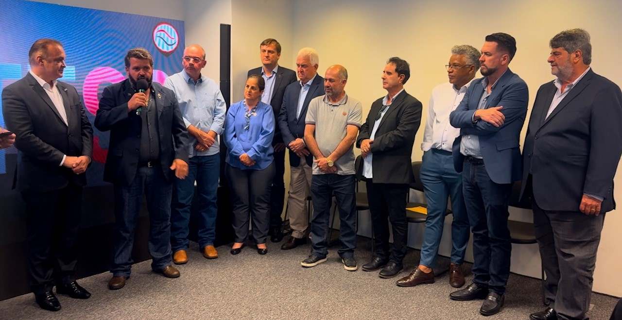 Parte da nova diretoria da Amitesp com Roberto de Lucena. 