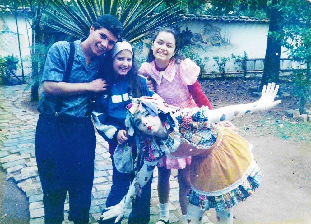 Pedrinho, Alexandra, Narizinho e Emília, no Sítio do Pica Pau Amarelo, Taubaté (SP).