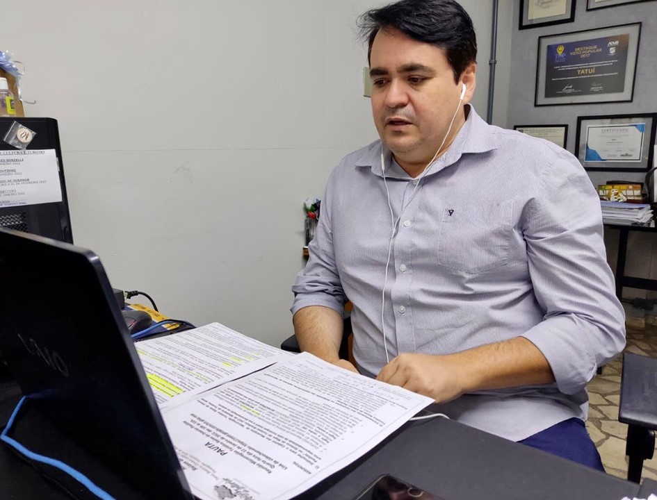Cassiano Sinisgalli servindo a Prefeitura de Paranapanema (SP). 