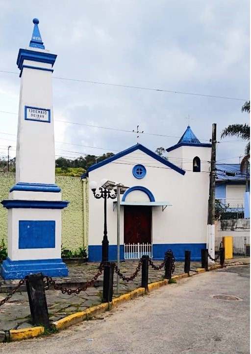 Obelisco e Capela de 1888, em santa Isabel (SP).
