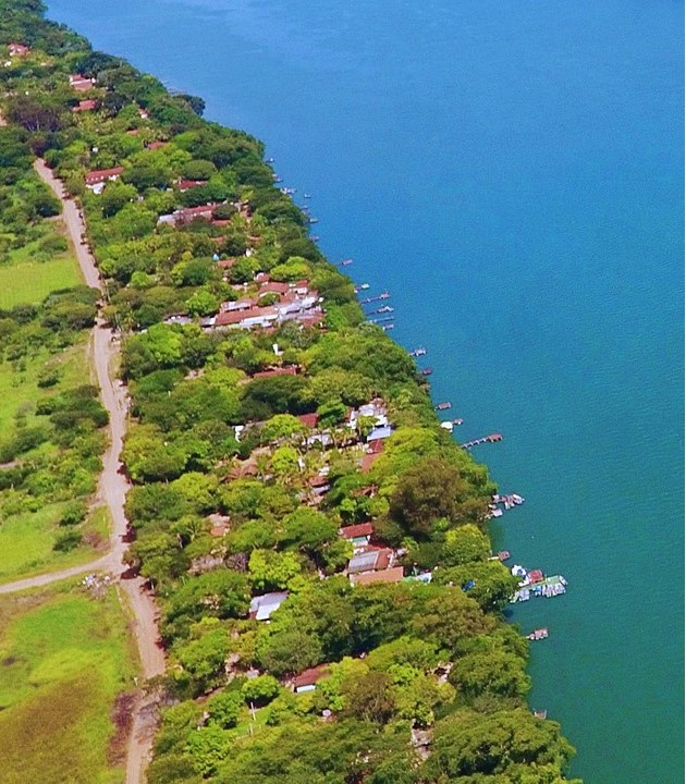 Ranchos e casas de veraneio em Castilho (SP).